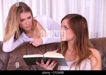 Zwei junge Frauen diskutieren etwas im Büro Stockfoto