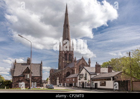 Warrington Pfarrkirche St. Elphins mit o-Ring ' Bells Pub in den Bezirken. Stockfoto
