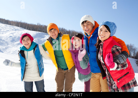 Glückliche junge Menschen im Skigebiet Stockfoto