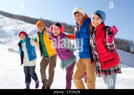 Glückliche junge Menschen im Skigebiet Stockfoto