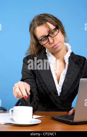Schöne Frau im Büro Stockfoto