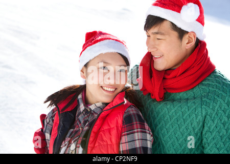 Junges Paar mit Weihnachtsmützen Stockfoto