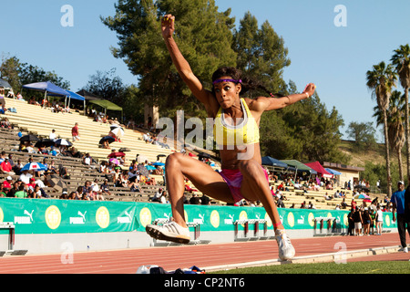 Crystal Manning amerikanische Frauen Dreisprung Laden Elite an der Mt Sac Relais 2012, Walnut, Kalifornien, USA Stockfoto