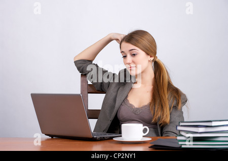 Junge weibliche Führungskraft auf Laptop im Büro arbeiten Stockfoto