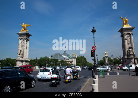 Blick vom Pont Alexandre III mit dem Grand Palais auf der linken Seite. Paris Frankreich. Stockfoto