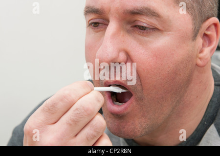 Vermuten Sie, die DNA in einer Polizeiwache genommen Stockfoto