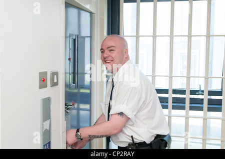 Gefängnis-Offizier eine Zellentür verriegeln Stockfoto