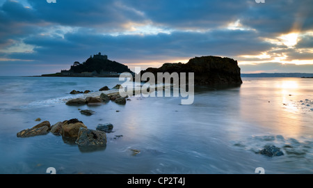 St. Michaels Mount rutscht langsam in Silhouette von der untergehenden Sonne in Marazion, Cornwall Stockfoto