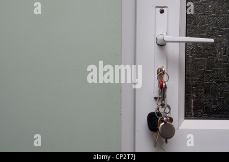 Schlüsselbund in ein Türschloss. Stockfoto