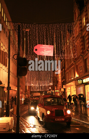 Taxi in der Straße von London. Taxis sind die kultigsten Symbol von London sowie London Red Bus. [Nur zur redaktionellen Verwendung] Stockfoto