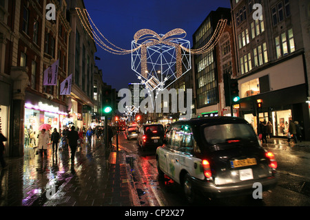 Taxi in der Straße von London. Taxis sind die kultigsten Symbol von London sowie London Red Bus. [Nur zur redaktionellen Verwendung] Stockfoto