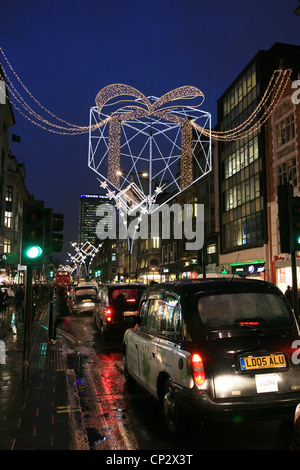 Taxi in der Straße von London. Taxis sind die kultigsten Symbol von London sowie London Red Bus. [Nur zur redaktionellen Verwendung] Stockfoto