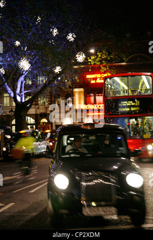 Taxi in der Straße von London. Taxis sind die kultigsten Symbol von London sowie London Red Bus. [Nur zur redaktionellen Verwendung] Stockfoto