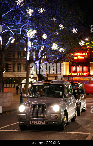 Taxi in der Straße von London. Taxis sind die kultigsten Symbol von London sowie London Red Bus. [Nur zur redaktionellen Verwendung] Stockfoto