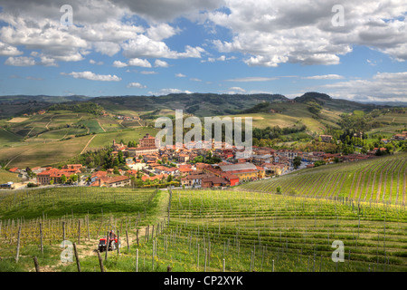 Blick auf Stadt Barolo zwischen Hügeln und Weinbergen des Piemont, Norditalien. Stockfoto