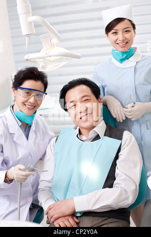 Patienten, die Behandlung in der Zahnklinik Stockfoto