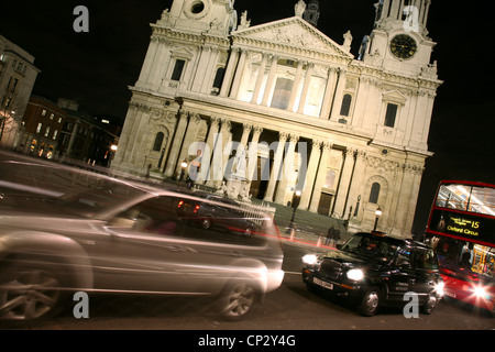 Taxi in der Straße von London. Taxis sind die kultigsten Symbol von London sowie London Red Bus. [Nur zur redaktionellen Verwendung] Stockfoto