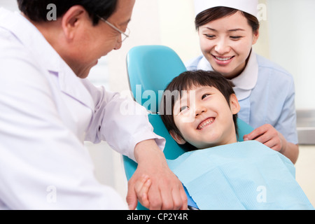 Kleine Patienten, die Behandlung in der Zahnklinik Stockfoto