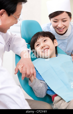 Kleine Patienten, die Behandlung in der Zahnklinik Stockfoto