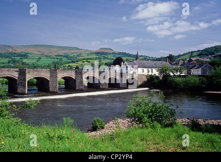 Crickhowell Brücke und Fluss Usk, Tafelberg, Brecon Beacons National Park, Powys, South Wales, UK. Stockfoto