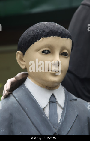 Es ist eine alte Statue am Eingang einer katholischen Schule in Philippinen. Sie haben ganz klar weißes Gesicht & haben schwarze Augen, beängstigende Stockfoto