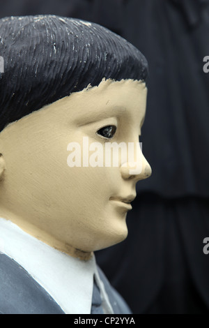 Es ist eine alte Statue am Eingang einer katholischen Schule in Philippinen. Sie haben ganz klar weißes Gesicht & haben schwarze Augen, beängstigende Stockfoto