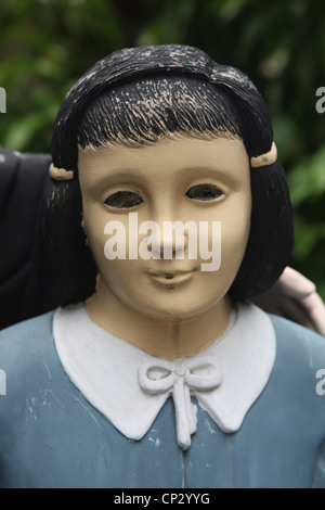 Es ist eine alte Statue am Eingang einer katholischen Schule in Philippinen. Sie haben ganz klar weißes Gesicht & haben schwarze Augen, beängstigende Stockfoto