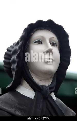 Es ist eine alte Statue am Eingang einer katholischen Schule in Philippinen. Sie haben ganz klar weißes Gesicht & haben schwarze Augen, beängstigende Stockfoto