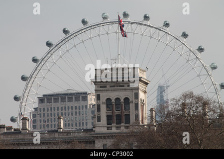 London Eye von St James Park in der Nähe von Buckingham Palace gesehen. Stockfoto