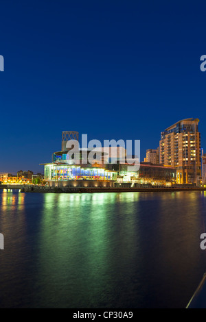 Lowry Theatre beleuchtet in der Dämmerung, Salford Quays, England Stockfoto