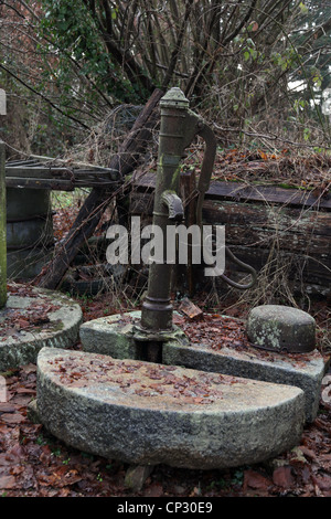 Es ist eine alte französische Pumpe im Garten hinter dem Haus von einem Bauernhof in der Normandie, Frankreich verlassen. Es ist eine manuelle Pumpe für Wasser Stockfoto