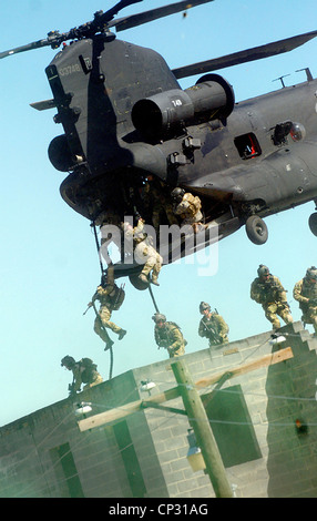 US Special Operations Forces schnell-Seil aus eine MH-47 Chinook-Hubschrauber bei einem inszenierten Feuergefecht demonstrieren die Palette von uns Army Special Operations Fähigkeiten 27. April 2010, in Fort Bragg, N.C. Stockfoto