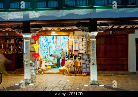 Typisches Geschäft in Hauptplatz, Nachtansicht. Almagro, Provinz Ciudad Real, Castilla La Mancha, Spanien. Stockfoto