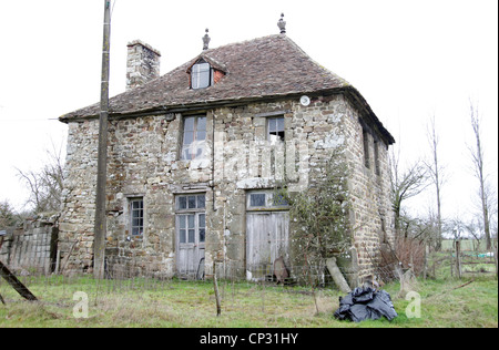 Es ist ein Foto eines alten Hauses in Stein in der Normandie im Land von Frankreich. Es bricht fast zusammen. In ihm gibt es keine Einwohner. Stockfoto