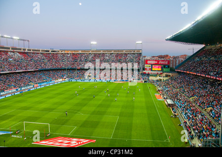 Vicente Calderon Stadion während der Fußball-Atletico de Madrid-Hercules CF übereinstimmen, Nachtansicht. Madrid, Spanien. Stockfoto