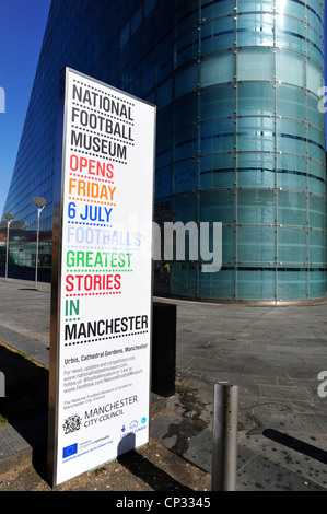 Melden Sie sich für die Eröffnung des National Football Museum im Gebäude Urbis, Manchester. Stockfoto
