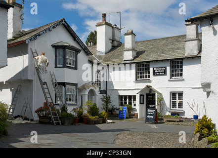 Geben Gebäuden im Dorf Hawkshead einen frischen Anstrich, Nationalpark Lake District, Cumbria, England UK Stockfoto