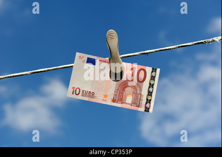 -Euro-Schein auf eine Wäscheleine mit blauen Himmel und Wolken im Hintergrund England uk Stockfoto