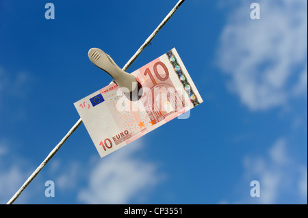 -Euro-Schein auf eine Wäscheleine mit blauen Himmel und Wolken im Hintergrund England uk Stockfoto