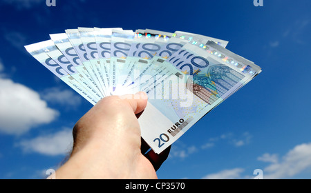 Bündel von Euro fest statt auf einem blauen Himmel England uk Stockfoto