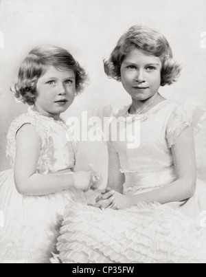 Königin Elisabeth II., rechts, als Prinzessin um 1937 und Prinzessin Margaret, links. Stockfoto