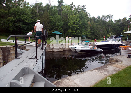 9. August 2010. Freude und Tour Boote navigieren durch eine Schleuse, die Teil des Trent-Severn Waterway in Ostontario ist. Stockfoto