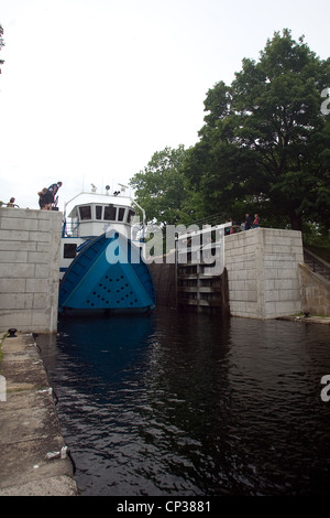 9. August 2010. Freude und Tour Boote navigieren durch eine Schleuse, die Teil des Trent-Severn Waterway in Ostontario ist. Stockfoto