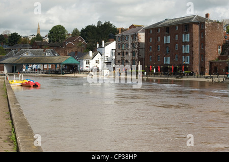 Der Fluss Exe überlaufen in Exeter Fluthilfe und brechen die Banken des Kais nach Starkregen. Stockfoto