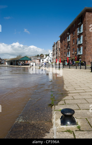 Der Fluss Exe überlaufen in Exeter Fluthilfe und brechen die Banken des Kais nach Starkregen. Stockfoto