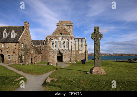 Besucher in Iona Abbey auf der Isle of Iona in Schottland Stockfoto