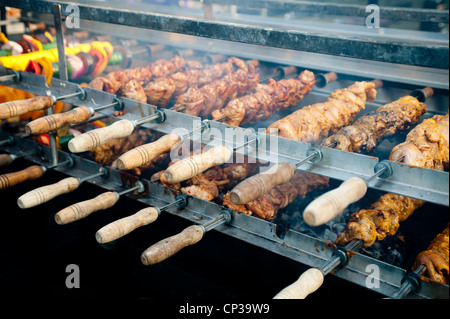 Grillen auf Holzkohle mit Firma namens Roastmaster in London UK Stockfoto