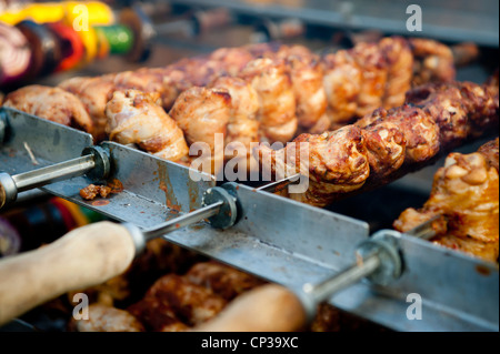 Grillen auf Holzkohle mit Firma namens Roastmaster in London UK Stockfoto