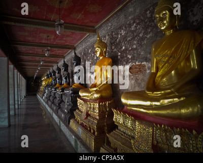 Bilder von Buddha Thailand, Reihe von Buddha-Statuen im Tempel Wat Suthat Stockfoto