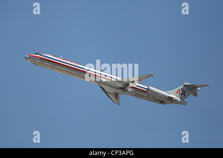 Eine American Airlines McDonnell Douglas MD-82 startet vom Flughafen Los Angeles zum 24. April 2012. Es trägt 155 Passagiere Witz Stockfoto